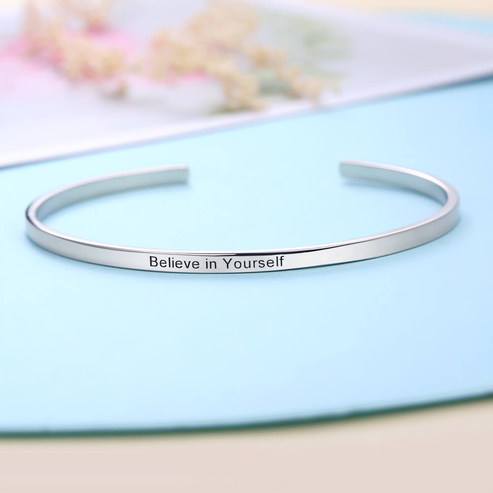 Bracelet fin personnalisé à graver ouvert avec vos mots