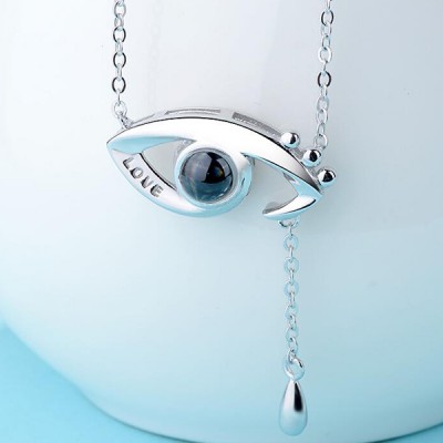 Collier yeux d'ange à projection de lumière avec inscription Je t'aime en 100 langues