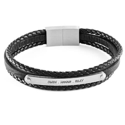 Bracelets en cuir noir empilés avec barre gravée