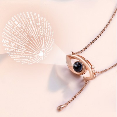 Collier yeux d'ange à projection de lumière avec inscription Je t'aime en 100 langues