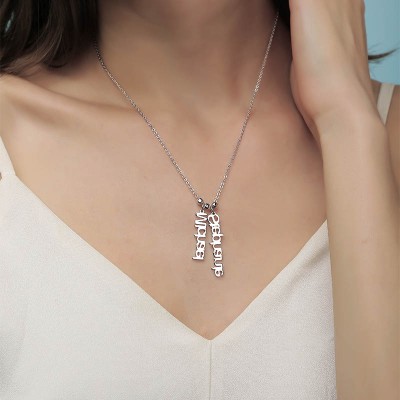 Collier prénom vertical personnalisé en argent avec 1-4 pendentifs prénom