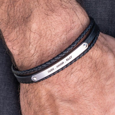 Bracelets en cuir noir empilés avec barre gravée