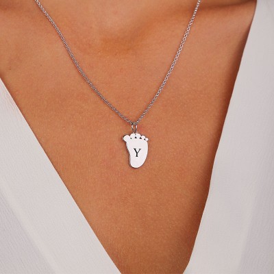 Collier pendentif personnalisé en forme de pieds de bébé gravés à l'initiale