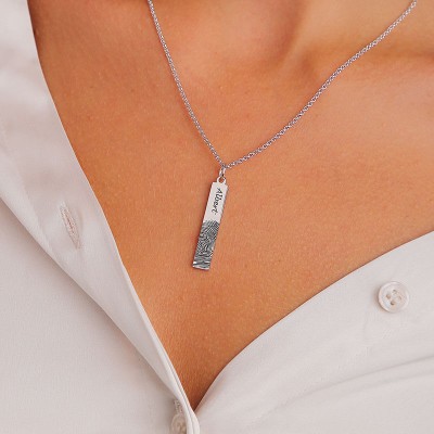 Collier barre verticale gravée d'empreintes digitales personnalisées