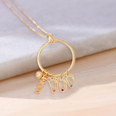 Cercle de charme personnalisé pour maman avec 1 à 8 pendentifs en forme de pieds de bébé, cadeau parfait pour la fête des mères